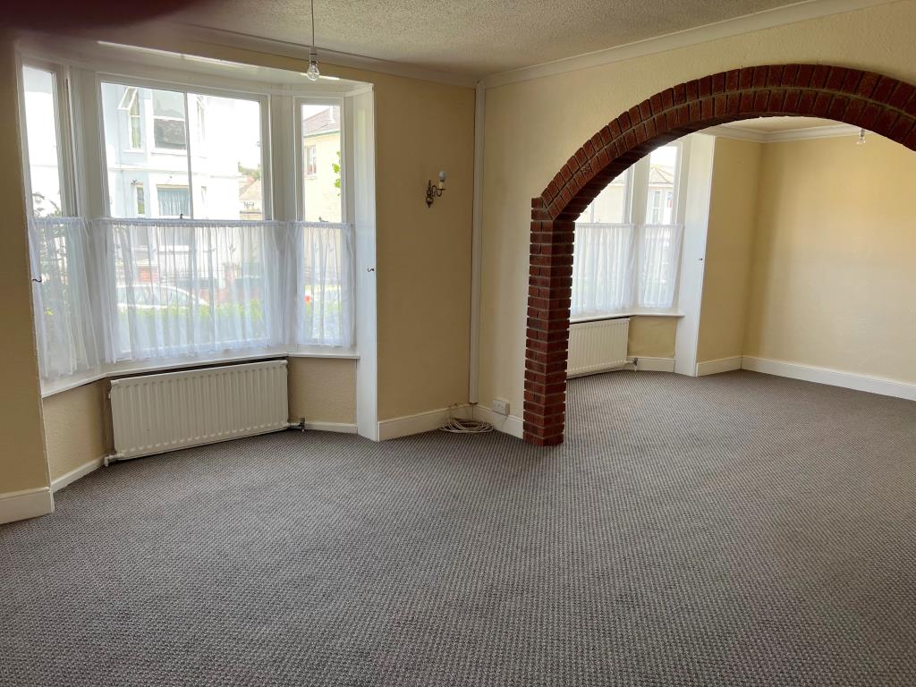 Lot: 85 - TOWN CENTRE SIX-BEDROOM HOUSE WITH POTENTIAL - Internal view of the living/dining room
